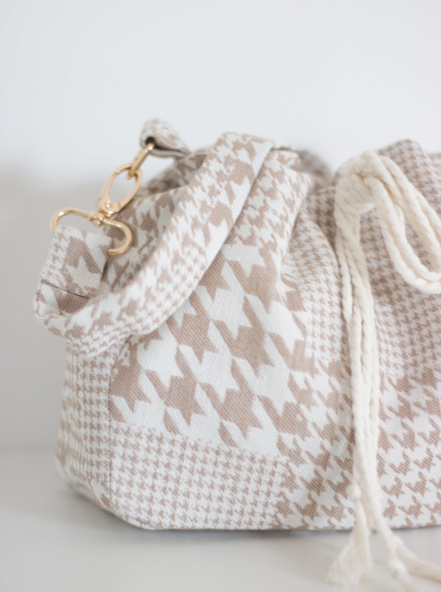 BEIGE HOUNDSTOOTH LAGOM BAG